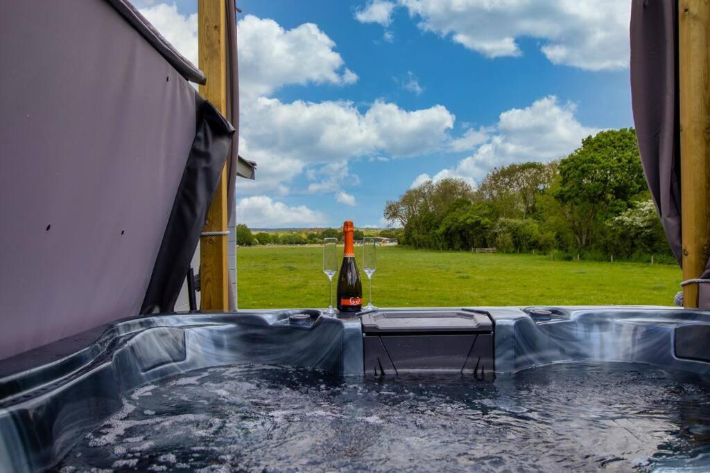 Choller Lake Lodges - Primrose Cabin With Private Hot Tub Арундел Экстерьер фото